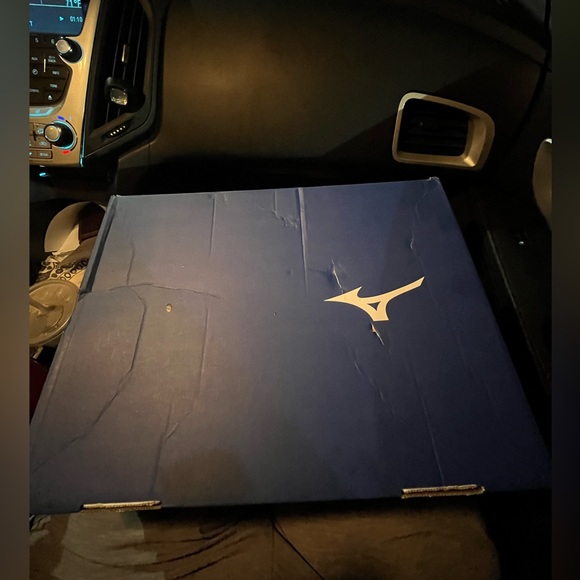 Brand new mizuno volleyball shoes - Picture 2 of 7